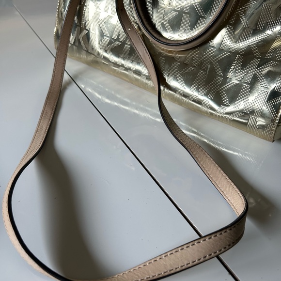 Michal Kors shiny gold bag INCLUDES matching wallet. - Picture 6 of 8